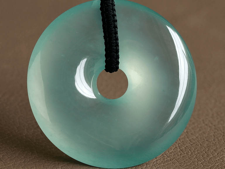 30岁戴什么翡翠挂件？年龄从来不是唯一的影响条件   第2张