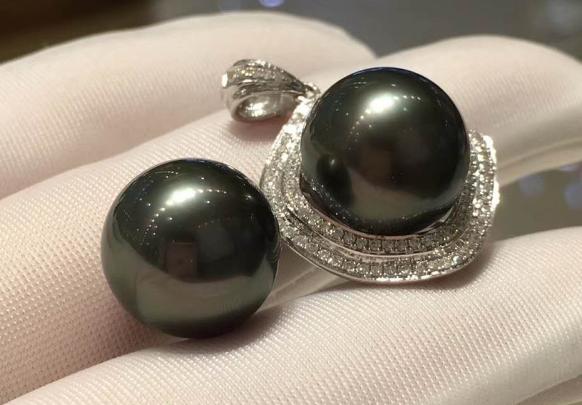 翡翠a货吊坠500元贵吗戴珍珠首饰很漂亮，消费者该如何选购大溪地黑珍珠呢？  第6张