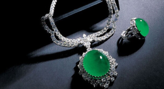 翡翠手镯有络纹不知道怎么变现手中的翡翠？有6大渠道可以选择  第8张