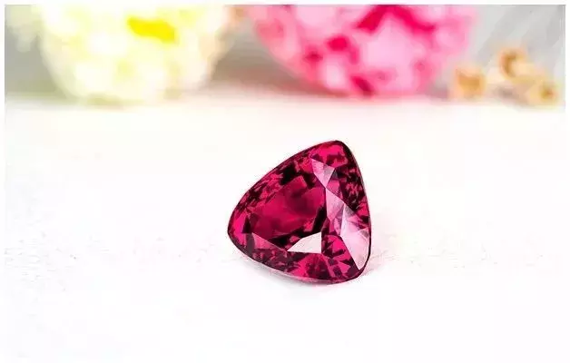 10种鉴赏级石榴石：红过红宝、绿过祖母绿，比钻石闪  第9张