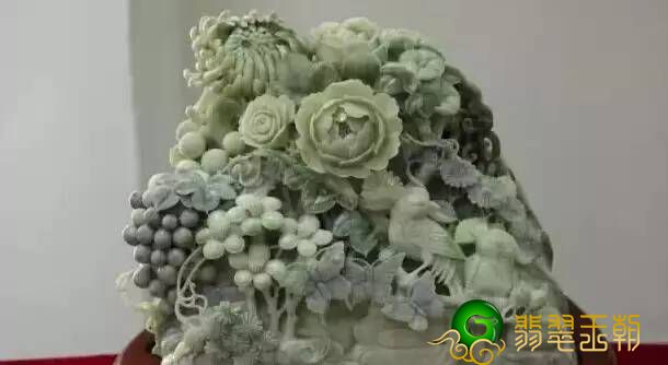 冰糯种飘绿花翡翠警醒玉石圈的“一字之差”   第1张