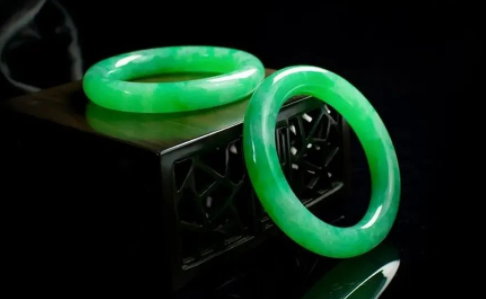 翡翠手镯有络纹不知道怎么变现手中的翡翠？有6大渠道可以选择  第1张