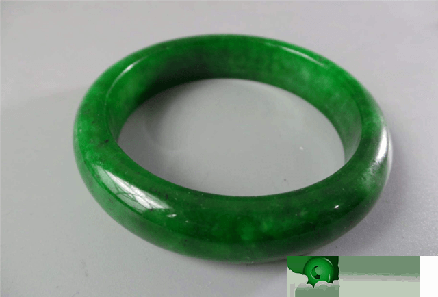翡翠平安环吊坠的寓意销售市场上那么多满绿翡翠镯子，为何价钱差别那么大？   第1张