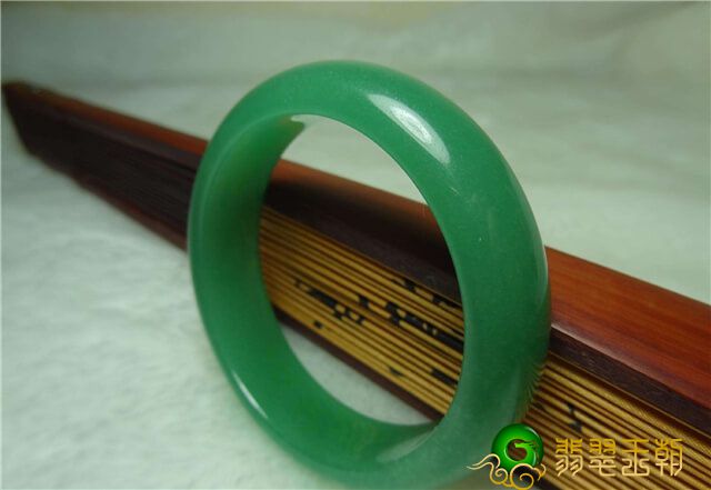 你的浓密翡翠镯子是真是假？有可能是这种仿品！   第5张