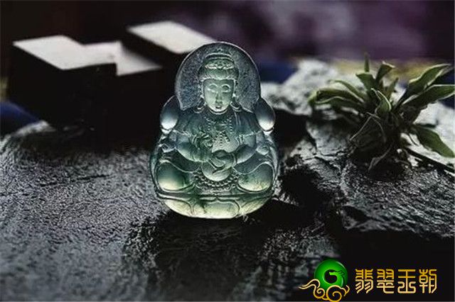 翡翠原石价格介绍行语说：“偏色一分差价十倍”这个是真的吗？讲一讲分辨翡翠质量关键要素！   第2张