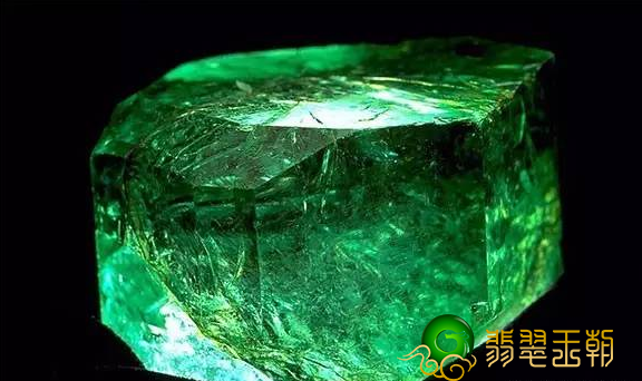 翡翠手镯有个裂纹天然祖母绿产地是哪里？祖母绿产地有哪些？   第1张