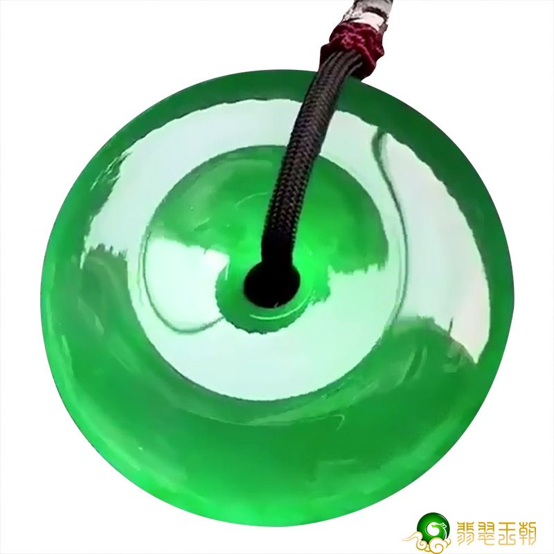 翡翠平安扣的寓意，佩戴翡翠平安扣的好处是什么   第2张