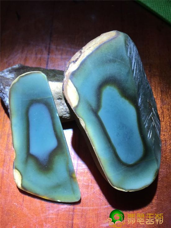 翡翠手镯圆条玉镯女谈一谈翡翠雾色的运用   第2张