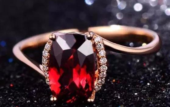 翡翠原石做什么好石榴石戴法有讲究，戴对了才是“女人石”,戴错了可就害人了！  第9张