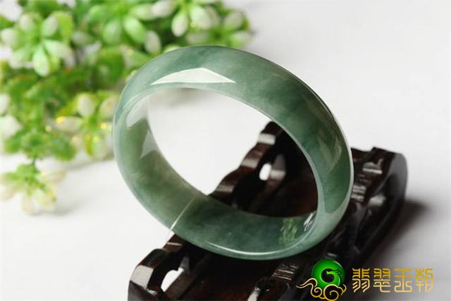 翡翠颜色鉴定方法冰油种翡翠镯子值得购买吗？如何保养冰油种翡翠镯子？   第3张