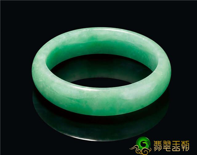 翡翠平安环吊坠的寓意销售市场上那么多满绿翡翠镯子，为何价钱差别那么大？   第2张