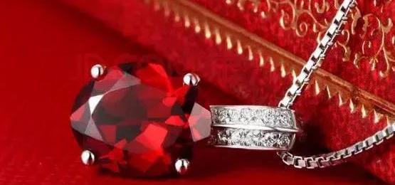 翡翠原石做什么好石榴石戴法有讲究，戴对了才是“女人石”,戴错了可就害人了！  第8张