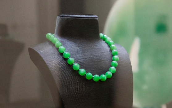 翡翠手镯有络纹不知道怎么变现手中的翡翠？有6大渠道可以选择  第2张