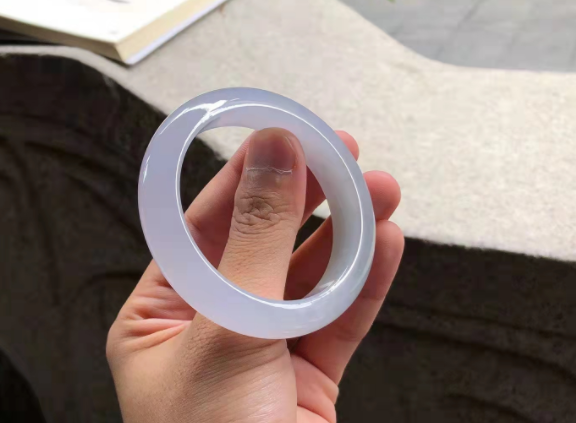 翡翠价格多少钱？选翡翠手镯a货又怎么鉴定真假？  第3张