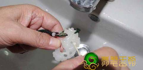 18k翡翠手链价格把玉戴活就这五个字！   第1张