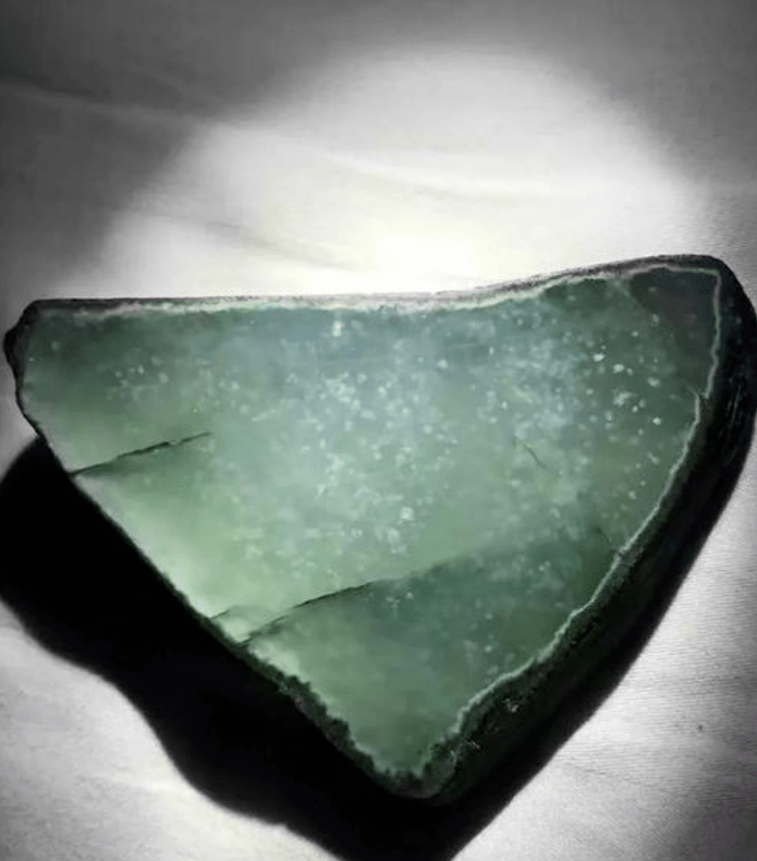 中国翡翠第一城翡翠价格怎么看？只考虑原料和雕工，你的估价永远有偏差  第4张