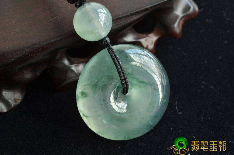 老凤祥黄金翡翠镯子的价钱很贵？比不上点进去了解一下？   第2张