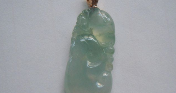 翡翠首饰和白玉相比，虽然价格要高出很多倍，但翡翠市场更成熟  第5张