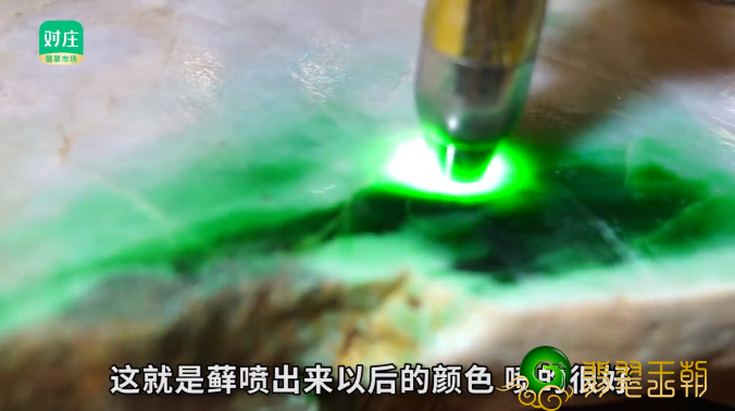 冰种和糯种翡翠图片翡翠原石选择方法|翡翠界鼻祖马崇仁当场解开翡翠原石切爆绿的密秘   第4张