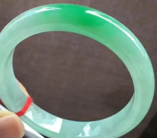 2021翡翠价格表，飘花翡翠一定比无飘花翡翠贵吗？这可不一定  第4张