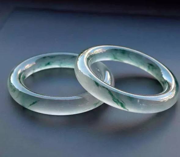 黄翡翠有小原石吗鸳鸯镯就是指成对的手镯吗？关于鸳鸯镯，你必须要知道哪4件事？   第2张