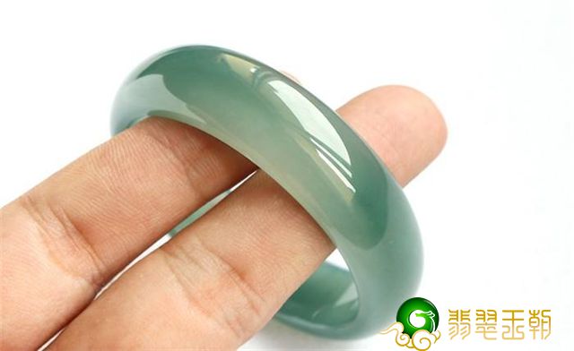 翡翠颜色鉴定方法冰油种翡翠镯子值得购买吗？如何保养冰油种翡翠镯子？   第1张