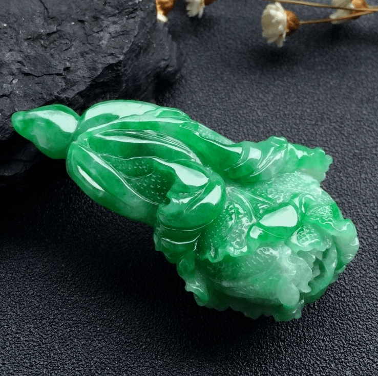 中国翡翠第一城翡翠价格怎么看？只考虑原料和雕工，你的估价永远有偏差  第7张