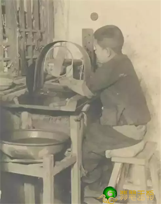 翡翠原石加工手镯工费多少难得一见的玉石雕刻工作人员旧照片   第6张