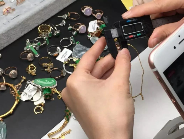 2020年翡翠市场规模达900亿！如今行业现在趋势如何？  第8张