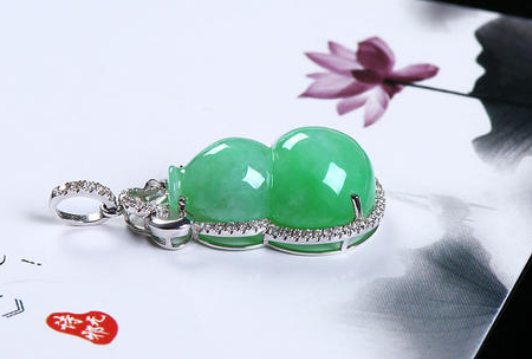 瓷底翡翠手镯值多少钱翡翠葫芦吊坠价格贵吗？如何选择适合自己的翡翠葫芦！   第3张