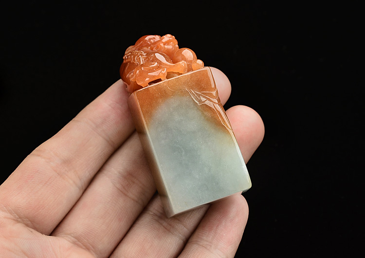 紫罗兰色翡翠手镯意义翡翠印章，不止是一种艺术，它更是一种情怀！   第1张