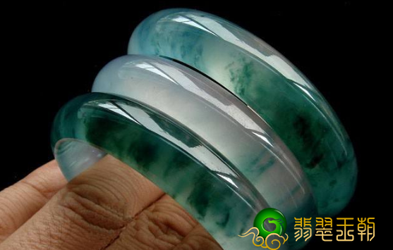 的翡翠原石翡翠镯子什么样好？ 色调对翡翠手镯价格的危害有多大?   第1张