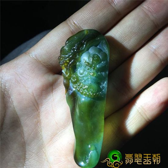 翡翠手镯圆条玉镯女谈一谈翡翠雾色的运用   第8张
