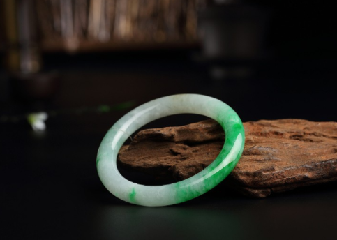 翡翠手镯有络纹不知道怎么变现手中的翡翠？有6大渠道可以选择  第11张