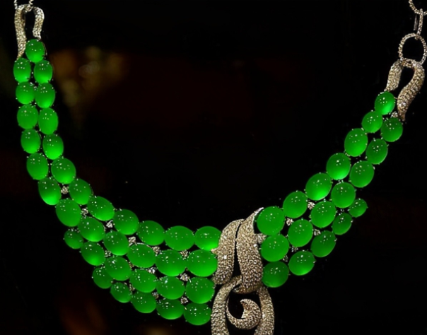 翡翠绿色等级 晴水绿虽说翡翠以绿为贵，但真不是越浓越好  第3张