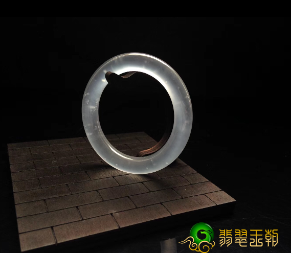 雕花鎏金翡翠手镯解析——为何极品白玻璃种翡翠具有价值连城的魅力?   第4张