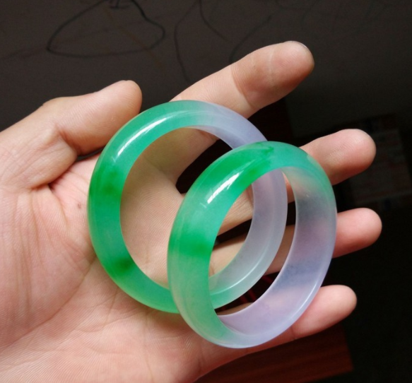 2021翡翠价格表，飘花翡翠一定比无飘花翡翠贵吗？这可不一定  第6张