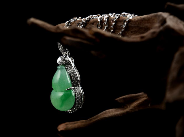 翡翠滴水鉴定后的图片葫芦翡翠吊坠，翡翠葫芦的寓意是什么?   第1张