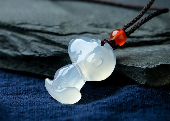 国泰的翡翠貔貅它质地通透，宝气十足，但它却远远不及高档翡翠！   第2张