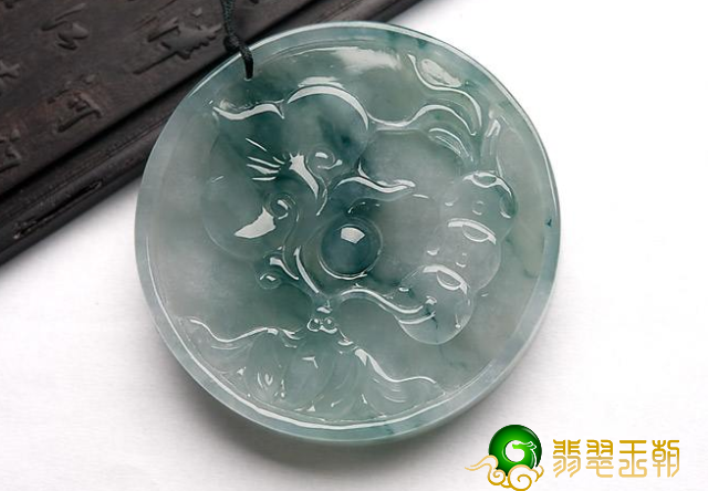 翡翠手镯多重好翡翠知识要点：“偏色一分，差价十倍”的叫法恰当吗？   第2张