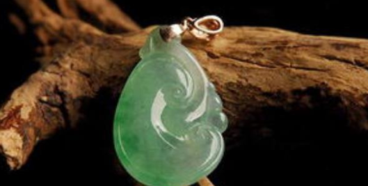 豆种翡翠圆管手镯图片什么样的翡翠价格高？色泽，质地还是...  第1张