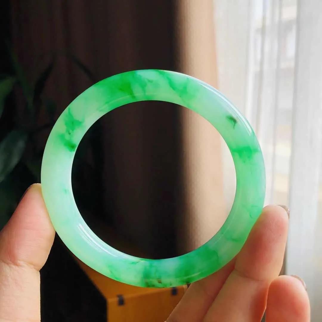 福袋翡翠吊坠凭什么翡翠手镯带一点色就价格倍增？  第9张