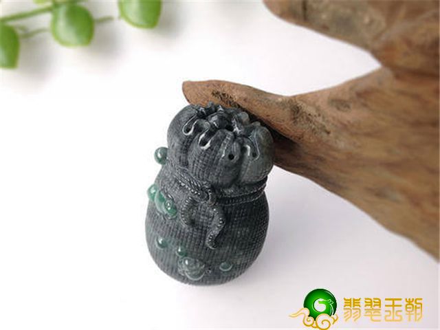 如何挑选翡翠手串乌鸡种翡翠怎么判断好坏？行语让你详细描述它的行业发展前景！   第3张