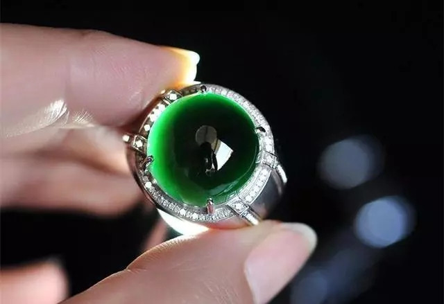 翡翠原石变种戴翡翠，还要看五行？戴对了，不仅美观，听说还能为自己招财迎福！   第2张