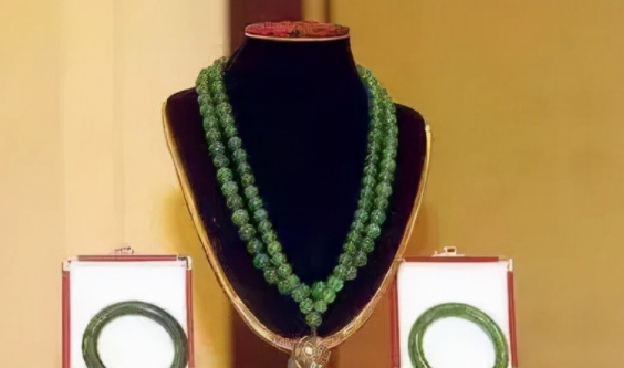 “高质量女性”慈禧珍藏的翡翠朝珠价值1.8亿，却无人问津  第4张