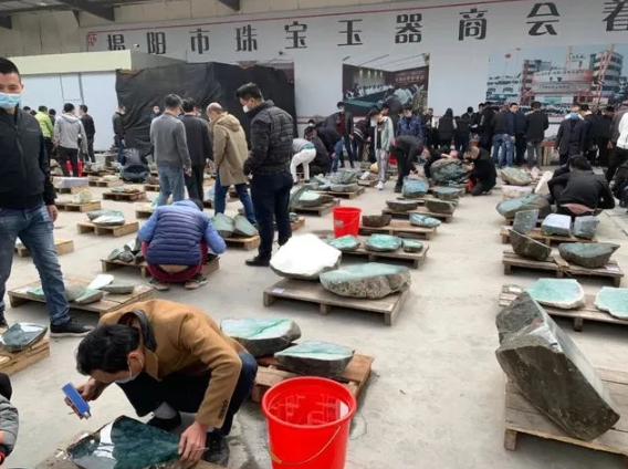 2020年翡翠市场规模达900亿！如今行业现在趋势如何？  第4张