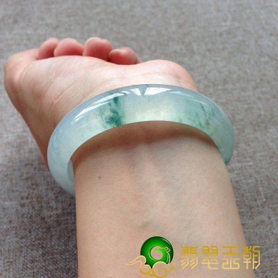 银项链带吊坠翡翠玉镯长期不保养迟早要报废 其保养应该注意的几点   第1张