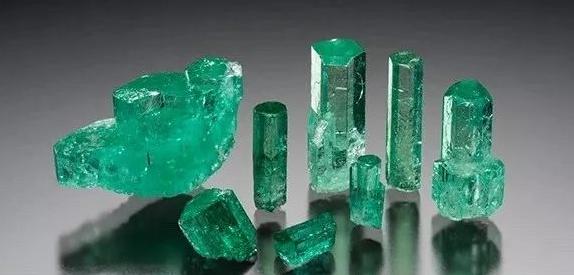 翡翠靠谱吗祖母绿“微油”，“无油”，一字之差价格却差三倍  第6张