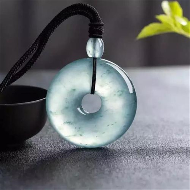 翡翠原石开石视频冰种翡翠和高冰种翡翠的区别在哪里？答案竟然是这样！   第2张