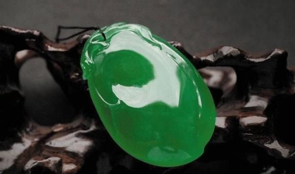 翡翠绿色等级 晴水绿虽说翡翠以绿为贵，但真不是越浓越好  第5张